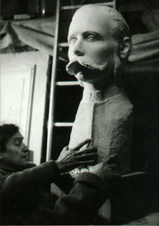 Janvier 1984, Pierre Lagénie préparant le buste de Ludovic Trarieux en vue de son inauguration à Bordeaux
