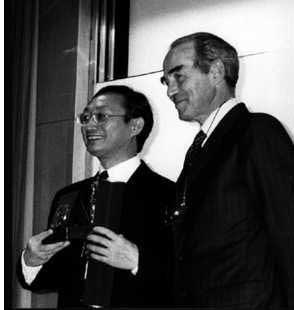  2 octobre 1998 Robert Badinter remet le Prix Ludovic-Trarieux  Liu Qing
