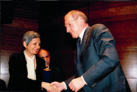 27 avril 1985 - Le Bâtonnier Bertrand FAVREAU, Président de l'IDHBB remet le premier Prix Ludovic-Trarieux  Zenani Mandela, tandis que son père est emprisonné depuis vingt trois ans en Afrique du Sud.