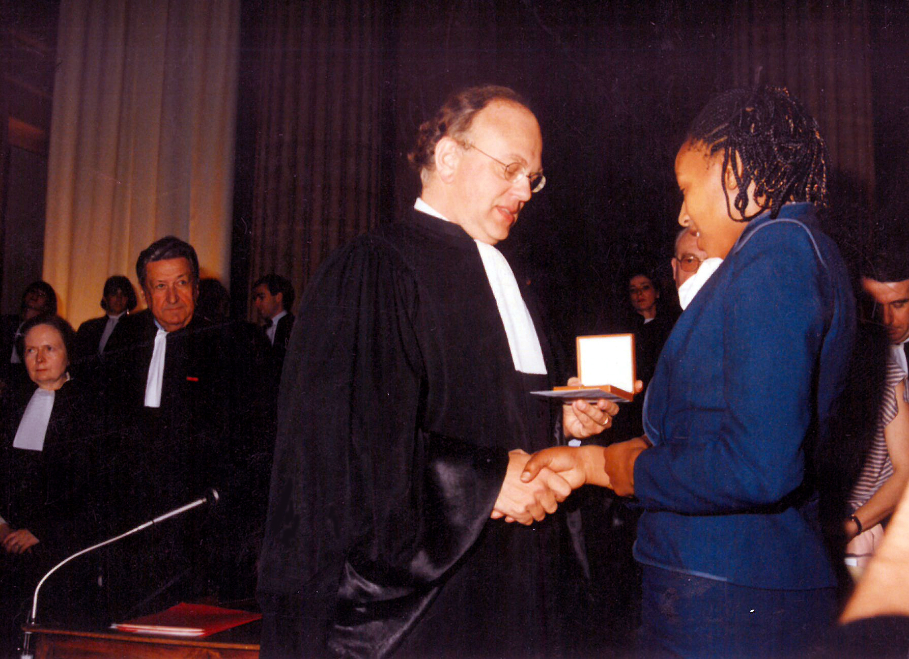 27 avril 1985 - Le Bâtonnier Bertrand FAVREAU, Président de l'IDHBB remet le premier Prix Ludovic-Trarieux  Zenani Mandela, tandis que son père est emprisonné depuis vingt trois ans en Afrique du Sud.