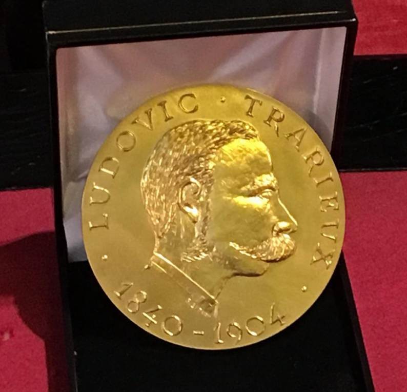 Une image contenant m tal, pi ce, bronze, laiton

Le contenu g n r  par l IA peut  tre incorrect.